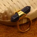 Anello vintage con prisma esagonale in pietra blu sabbia e fascia placcata oro 24K - Pietra di Sabbia Blu