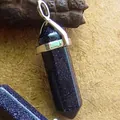 Hexagonaler blauer Sandstein Kristallanhänger mit silberfarbener Metallöse für Schmuck - Blaufluss (Nur Anhänger) / Dunkelblau