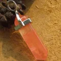 Natürlicher sechseckiger Kristallanhänger mit silberfarbener Metallöse für Halskette - Wassermelonenrot (Nur Anhänger) / Rotrosa