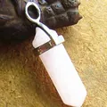 Natürlicher hexagonaler weißer Kristall-Säulenanhänger mit polierter silberner Metallöse - Natürlicher Rosenquarz (Anhänger Ohne Kette) / Rosa