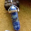 Blauer Hexagonal-Kristallanhänger mit silberner Metallöse - Blaupunkt-Jaspis (Nur Anhänger) / Blau und Weiß