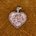 Ciondolo bottiglia dei desideri a forma di cuore con schegge di quarzo rosa. - Quarzo rosa