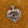 Elegante pendente in vetro a forma di cuore con scaglie di tormalina dai colori vivaci - Tormalina