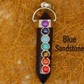 Hexagonaler blauer Sandstein Kristallanhänger mit sieben bunten Chakra Steinen - Blauer Sandstein