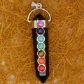 Halskette mit sechseckigem Prismenanhänger aus schwarzem Glas und bunten Chakra-Steinen - Schwarzes Glas
