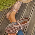 Primer plano de bailarinas de malla hueca beige de verano con textura transpirable - 36 / Rosa