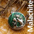 Elegante colgante de gato plateado con piedra de malaquita rayada verde para collar - Forma de Gato Doble / Malaquita