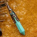 Colgante de prisma de cristal de turquesa hexagonal con una tapa de filigrana de cobre - Colgante Solo (Sin Cadena) - Turquesa