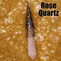 Colgante hexagonal de cuarzo rosa con una tapa decorativa de filigrana en bronce antiguo. - Colgante Solo (Sin Cadena) - Cuarzo Rosa