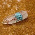 Pendentif en cristal de quartz clair fait main avec arbre de vie en fil de fer et perles bleues - Style 1