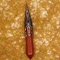 Vintage-Stil roter Jaspis Sechskantprisma-Anhänger mit verzierter Bronzekappe - Anhänger Ohne Kette - Roter Jaspis