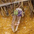 Pendentif en pointe de quartz clair avec arbre de vie en fil de cuivre et éclats de pierres - Modèle 5