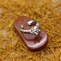 Magnifique pendentif tong en grès doré scintillant avec lanière fleurie argentée - Pendentif Fleur Tongs / Pendentif Uniquement / Pierre de Sable d'Or