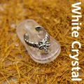 Délicat pendentif tong en argent avec petite fleur sur pierre de cristal blanc - Pendentif Fleur Tongs / Pendentif Uniquement / Cristal blanc