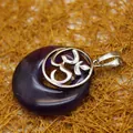 Pendentif donut en améthyste avec symbole Om en argent sur fond de paille rustique - Style Disque Pi Symbole Om (aljylp335) / 1 Pièce / Améthyste