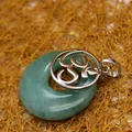 Magnifique pendentif donut en jade aventurine avec breloque symbole OM en argent - Style Disque Pi Symbole Om (aljylp335) / 1 Pièce / Jade aventurine