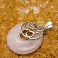 Pendentif donut en quartz rose avec symbole Om ping'an kou dans une finition rose - Style Disque Pi Symbole Om (aljylp335) / 1 Pièce / Quartz rose