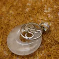 Pendentif boucle de paix en cristal blanc naturel avec symbole Om en argenté - Style Disque Pi Symbole Om (aljylp335) / 1 Pièce / Cristal blanc