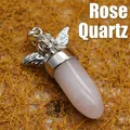 Rosenquarz-Anhänger in Projektilform mit silbernem Engelsflügel-Charm - Kugel Engel Anhänger / Rosenquarz