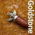 Anhänger aus Goldstein in Kugelform mit silbernem Engel auf Strohhintergrund - Kugel Engel Anhänger / Goldsandstein
