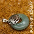 Ethnischer grüner Aventurin Jademantel Anhänger mit einem Sonnenmotiv aus glänzendem Metall - K9 / Aventurin-Jade