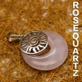 Anhänger aus rosa Rosenquarz in Donut-Form mit verzierten Sonnenmotiv aus Silbermetall - K9 / Rosenquarz