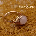 Anillo artesanal envuelto en hilo de oro rosa con una gema de cuarzo rosa pulida - Talla única / Cuarzo rosa