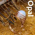 Elegante anillo hecho a mano de alambre de oro rosa con una cuenta redonda de opalita - Talla única / Ópalo
