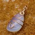 Pendentif en opalite en forme de goutte enveloppé de fil d'or rose fait à la main - K9 / Opale