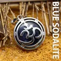 Elegante ciondolo tondo cavo argentato con pietra sodalite blu e simbolo centrale Om - Sodalite blu