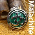 Collana con ciondolo a simbolo Om traforato in argento antico e malachite verde - Malachite