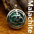 Pendente circolare in malachite con simbolo spirituale Om in metallo color argento - K9 / Malachite