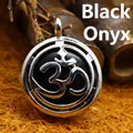 Elegante ciondolo con simbolo Om in argento sterling e intarsio di onice nera tonda - K9 / Agata nera