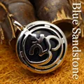 Ciondolo rotondo in arenaria blu con simbolo Om per collana da meditazione in stile naturale - K9 / pietra blu