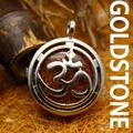 Collana con ciondolo Om tondo argento con pietra del sole marrone brillante e finitura lucida - K9 / pietra sabbia dorata