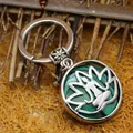 Detaillierter Schlüsselanhänger mit Lotus-Anhänger und grünem Malachit-Stein-Inlay - Malachit