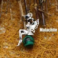 Elegante zilveren feeënhanger zittend op een gepolijste groene malachiet edelsteen - Malachiet