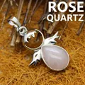 Eleganter rosafarbener Quarz-Anhänger in Engelsform mit versilberten Flügeln für Damen - Rosenquarz