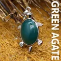 Collar con colgante en forma de tortuga plateada con una piedra de ágata verde ovalada - Ágata verde