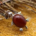Collar con colgante de tortuga único con una piedra de ágata roja pulida y acabado plateado - Ágata roja
