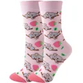 Detailansicht der rosa Socken mit süßem Koala- und Erdbeermuster für Damen und Herren. - Einheitsgröße / Koala Erdbeer Stil / Rosa Koala