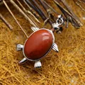 Colgante en forma de tortuga con incrustación de piedra preciosa roja ovalada pulida - Jaspe Rojo