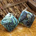 Vierkante abalone schelp oorbellen met iriserende blauwe en groene glans - Ruitstijl