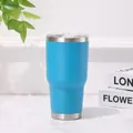 Vaso térmico azul de 30 oz en acero inoxidable sobre superficie de mármol blanco puro. - Azul cielo