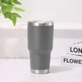 Vaso térmico de 30 oz en acero inoxidable gris mate con tapa transparente y base estrecha. - Gris