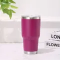 Vista detallada de un termo de acero inoxidable magenta de 30 oz sobre superficie de mármol - Violeta Oscuro