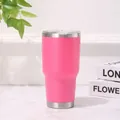 Primer plano de un vaso térmico de acero inoxidable rosa de 30 oz sobre una mesa de mármol - Rosa brillante