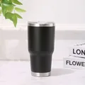 Primer plano de un vaso térmico de acero inoxidable negro mate de 30 oz con tapa - Negro