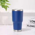 Vista lateral de un vaso térmico de acero inoxidable azul real de 30 oz sobre mármol - Azul