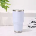 Detalle macro de un vaso térmico de acero inoxidable lavanda de 30oz con tapa transparente - Blanco